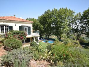 CarreirosCozy Villa with Private Swimming Pool的一座带花园和游泳池的房子