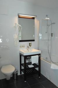 奥伯格火车站酒店的一间浴室