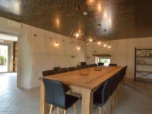 Gorgeous Holiday Home in Waimes with In-House Theatre & Pool商务区和/或会议室