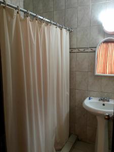 巴拿马城玛尔斯2号酒店的浴室配有淋浴帘和盥洗盆。