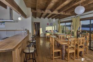 弗鲁蒂亚尔Antuquelen Lodge Cabañas的厨房以及带木桌和椅子的用餐室。
