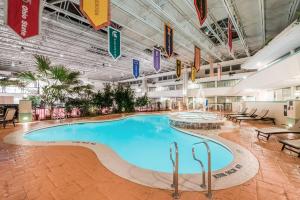 Ramada by Wyndham State College Hotel & Conference Center内部或周边的泳池