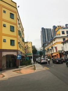 新加坡L Hotel at 51 Desker的一条黄色的街道上,有汽车