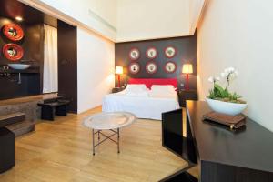 圣乔瓦尼-因马里尼亚诺海滨高尔夫度假酒店的酒店客房配有一张床铺和一张桌子。