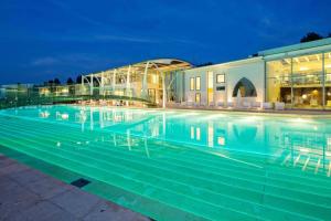 圣乔瓦尼-因马里尼亚诺海滨高尔夫度假酒店的大楼前的大型游泳池