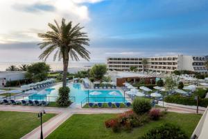 依克希亚Sol Cosmopolitan Rhodes的享有带游泳池的度假村的空中景致
