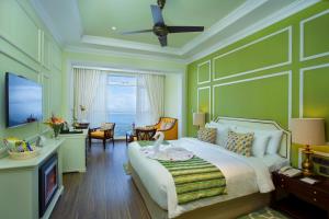 蒙纳Fragrant Nature Munnar - A Five Star Classified Hotel的一间带大床的卧室和一间客厅