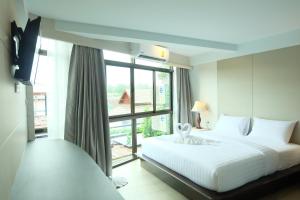 丽贝岛A+豪华酒店的卧室设有白色的床和大窗户