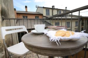基亚瓦里Chiavari Centro Storico的阳台上的小桌子上放着一碗食物