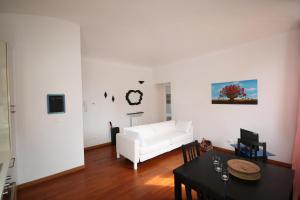 基亚瓦里Chiavari Centro Storico的客厅配有白色的沙发和桌子