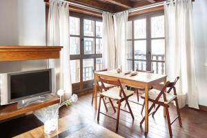 巴奎伊拉-贝莱特Val de Ruda 12 by FeelFree Rentals的一间带桌椅和电视的用餐室