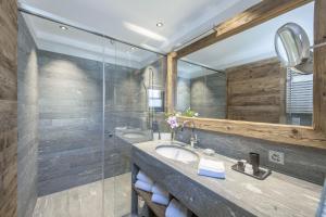 切勒里纳霍特力诺佩蒂特小木屋旅馆的一间带水槽和淋浴的浴室