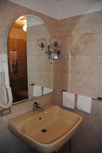 库马约尔德尔维亚雷酒店的一间带水槽和镜子的浴室