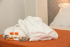 埃尔阿雷纳尔巴伊亚皇家酒店的床上有一堆毛巾和玩具火车