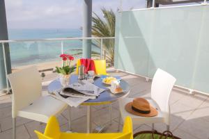 埃尔阿雷纳尔巴伊亚皇家酒店的一间带桌椅的海景用餐室