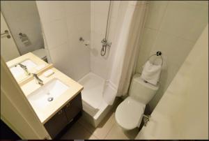 圣地亚哥Kennedy Premium Apartments的浴室配有卫生间、淋浴和盥洗盆。