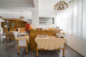 卡马利卡马利布鲁精品酒店的一间带桌子的厨房和一间餐厅