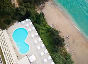 阿齐欧斯·贡多斯La Grotta Verde - Adults Only的海滩空中景泳池