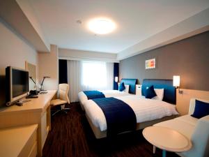 横滨新横滨大和鲁内酒店的酒店客房设有一张大床和一台电视。