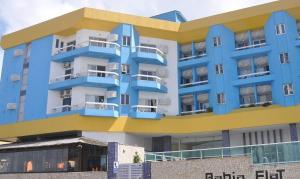 萨尔瓦多Bahia Flat ap 206的蓝色和白色的建筑,设有蓝色的阳台