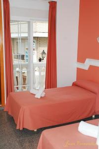 萨各夫雷纳玛丽特尔酒店的客房设有两张床和窗户。