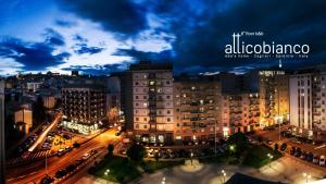 卡利亚里Atticobianco B&B的享有夜间城市景观和建筑