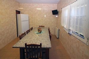 吉尔斯Vivenda Principe的一间带桌椅和冰箱的用餐室