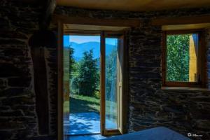 CasteloPalloza Baltasar的客房设有山景窗户。