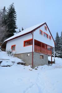 哈尔吉塔拜Orange House的雪中的房子