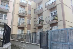 巴里I due Baroni - fronte Campus的公寓大楼设有阳台和花盒