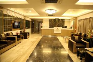 钦奈Hotel Nk Grand Park Airport Hotel的带沙发的大堂和等候室