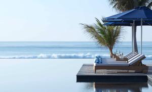 塞拉莱塞拉莱奥巴丽安纳塔拉度假酒店的海滩上的一组椅子和一把遮阳伞