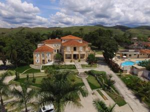 伊塔蒂亚亚伊塔蒂埃亚拉蓬萨酒店的享有带游泳池的大房子的空中景致