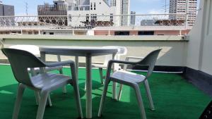 新加坡梅多斯胶囊旅馆的阳台顶部的桌椅