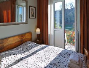 华沙梅斯兹堪可克罗扎姆库酒店的一间卧室设有一张床和一个美景窗户。