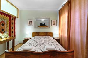 华沙梅斯兹堪可克罗扎姆库酒店的一间卧室配有一张床和镜子