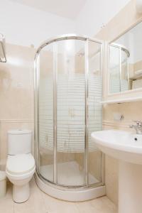 阿尔卡萨爱琴海公寓的带淋浴、卫生间和盥洗盆的浴室