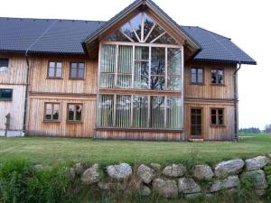 利伯瑙艾斯比斯坦布斯佛列户俄斯特汉姆酒店的大型木制房屋设有大窗户