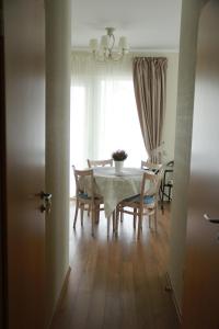 德鲁斯基宁凯Full House Apartments的一间带桌椅和窗户的用餐室