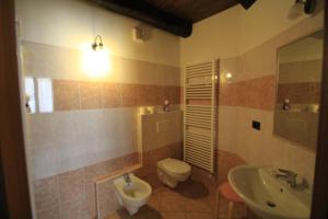 Bossolasco达维迪农家乐的一间带卫生间和水槽的浴室