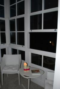 圣地亚哥－德孔波斯特拉阿西比彻膳食公寓旅馆的客房设有大窗户,桌子上放着蜡烛