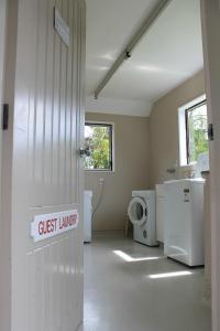 马斯特顿Masterton Motor Lodge的浴室的门上设有弧形洗衣标志