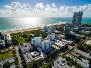 迈阿密海滩海洋广场梦想目的地酒店的城市和海洋的空中景观