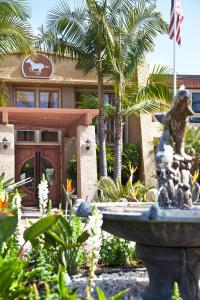 索拉纳海滩赢家圈度假酒店的一座带喷泉的度假村,位于一座建筑前