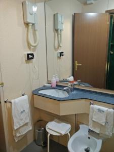 叙伊斯酒店的一间浴室