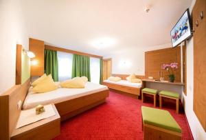 索尔登阳光家庭旅馆的酒店客房设有两张床和一台平面电视。