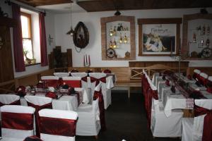 阿姆施泰滕Pihringer's Moststub'n的用餐室配有白色的桌子和红色的椅子
