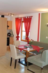 阿姆施泰滕Pihringer's Moststub'n的客厅配有桌子和红色窗帘
