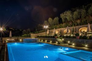 兰波雷基奥Borgo dei Gigli的夜间游泳池