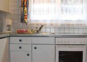 萨斯格伦德Chalet Alpentraum, alte Gasse 20的厨房柜台设有水槽和水槽